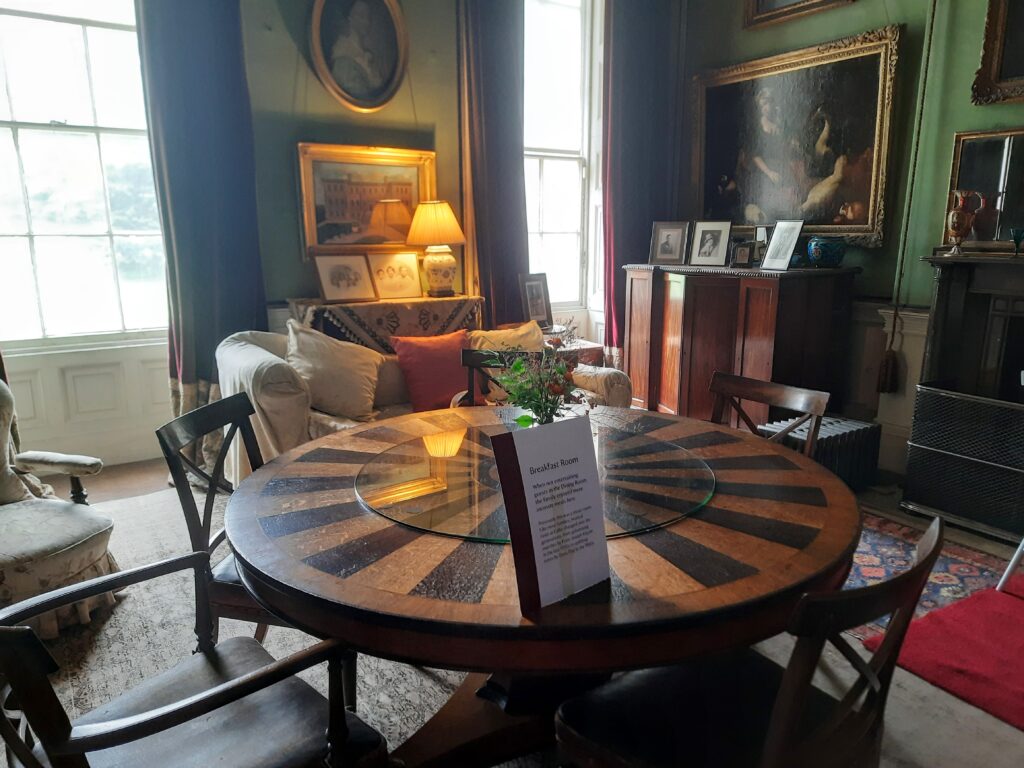 CALKE ABBEY A SITTING ROOM WITH LOVELY ROUND TABLE